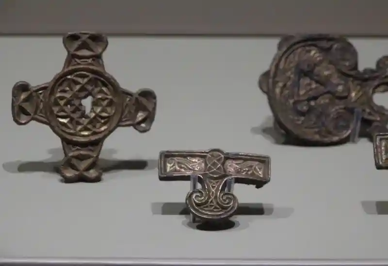 Harness mount in the shape of a cross with Celtic knots at the center